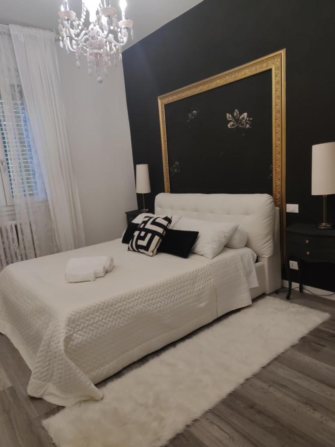 Aurora Flowers - Two Rooms And Free Parking Near Center And Train Station Модена Экстерьер фото